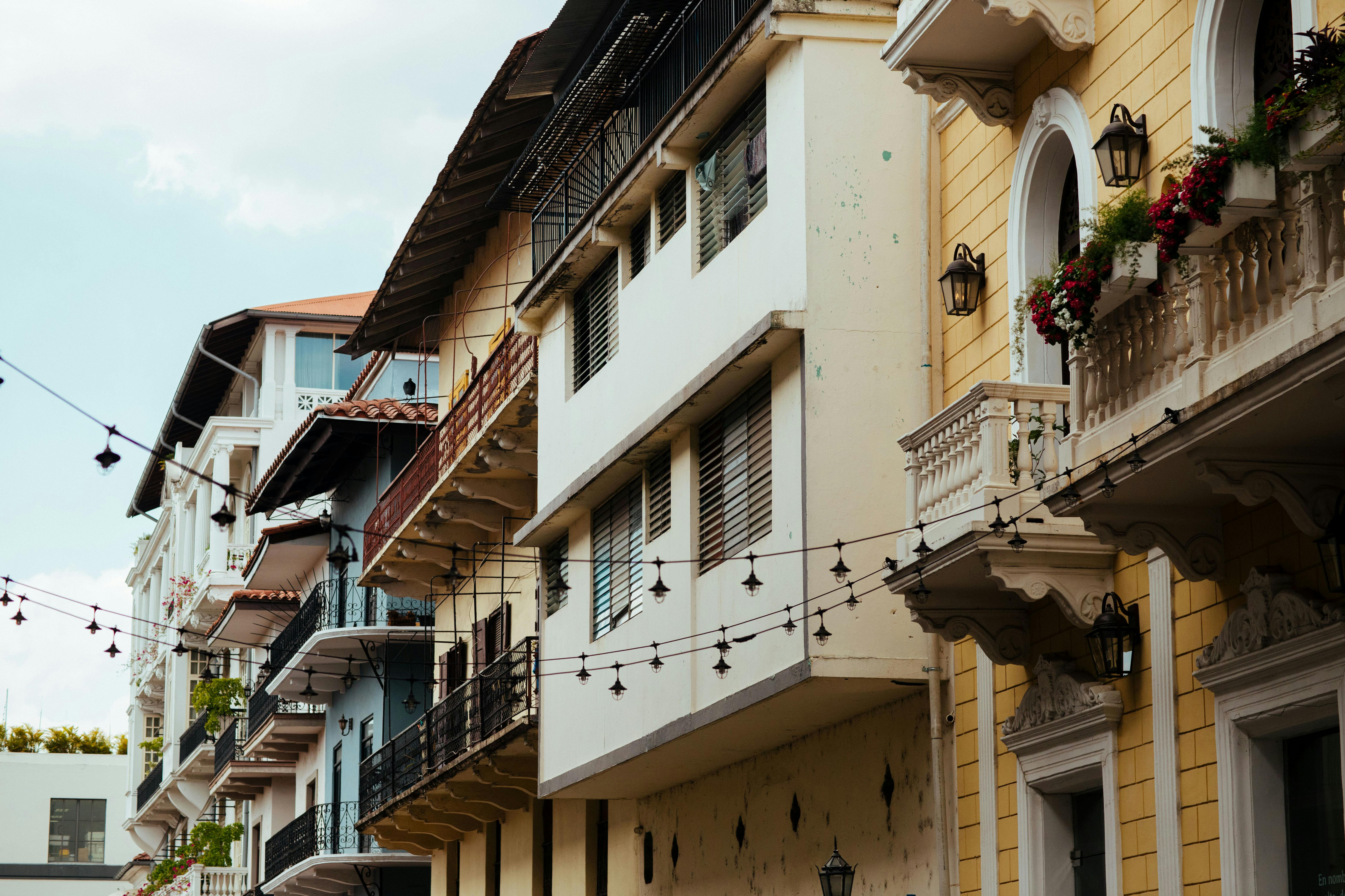 Calle colonial con arquitectura histórica en Panamá, ideal para inversión turística y alquiler vacacional a corto plazo en Casco Viejo y zonas patrimoniales