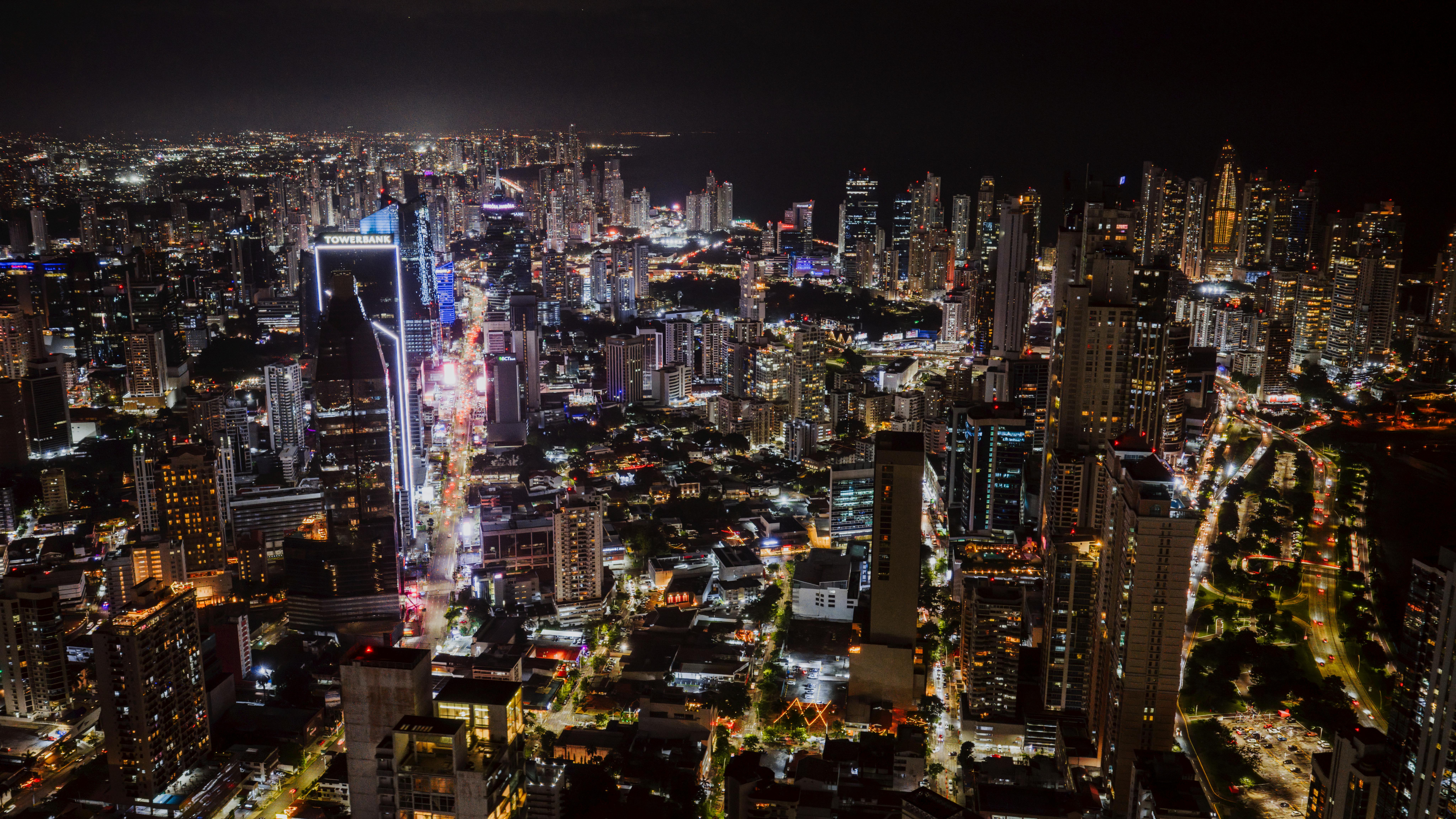 Skyline de Ciudad de Panamá de noche, centro financiero iluminado y oportunidades de inversión inmobiliaria para extranjeros