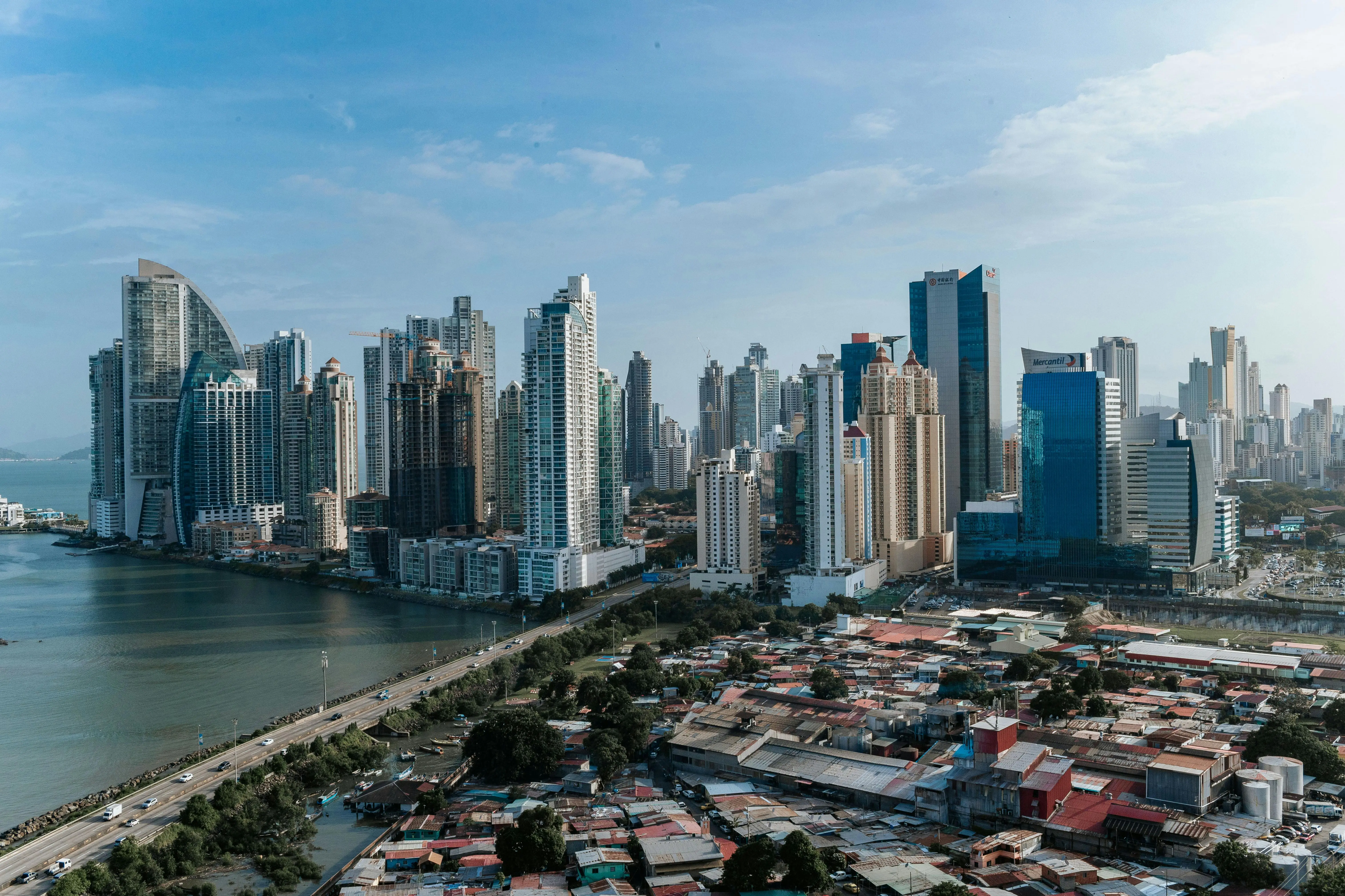 Skyline de Ciudad de Panamá con edificios de oficinas y locales comerciales